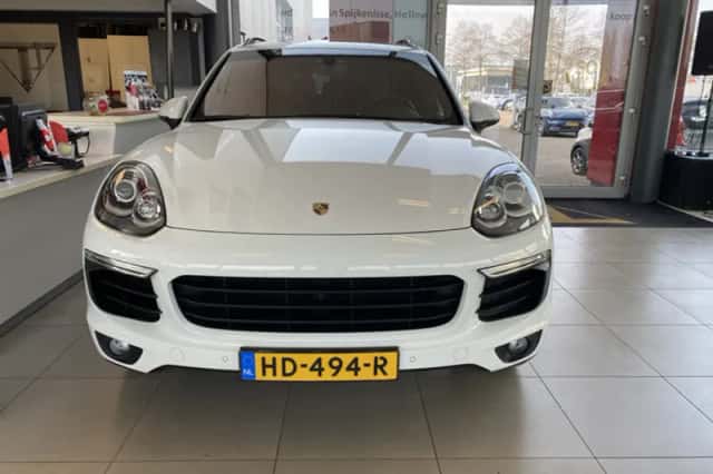 Porsche Cayenne (2015) thumbnail 2