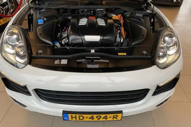 Porsche Cayenne (2015) thumbnail 3