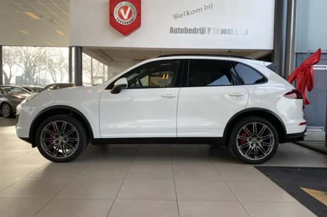 Porsche Cayenne (2015) thumbnail 6