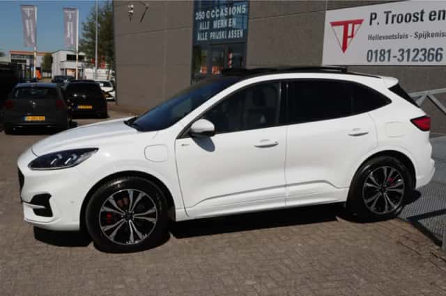 Ford Kuga (2021) thumbnail 3