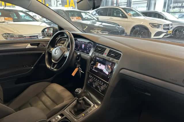 Volkswagen Golf (2018) thumbnail 2