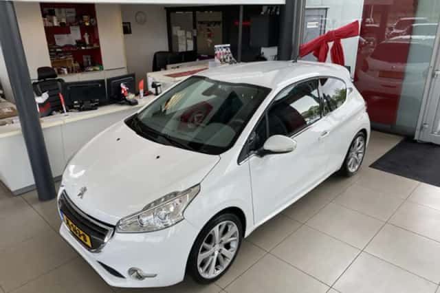 Peugeot 208 (2012) thumbnail 2