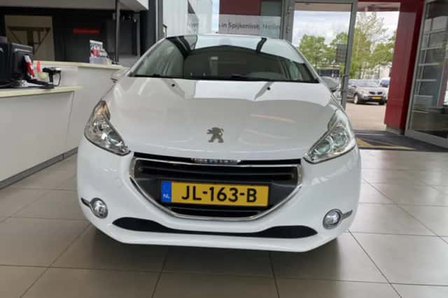 Peugeot 208 (2012) thumbnail 3