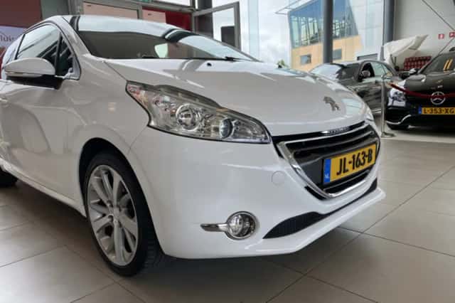 Peugeot 208 (2012) thumbnail 5