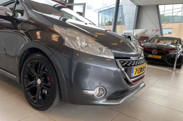 Peugeot 208 (2015) thumbnail 3