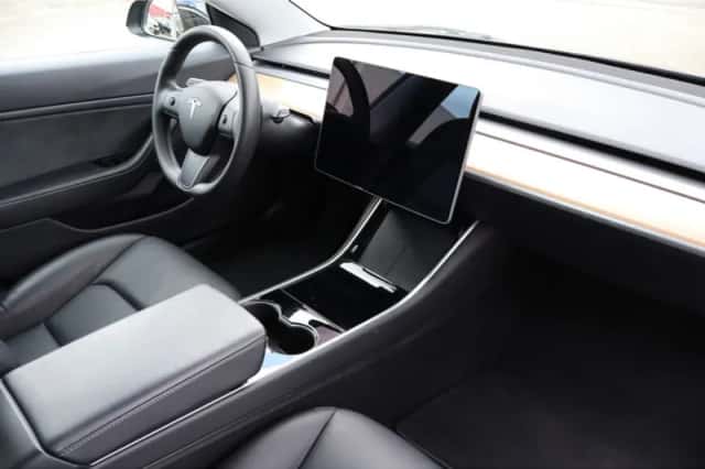 Tesla Model 3 (2020) thumbnail 2