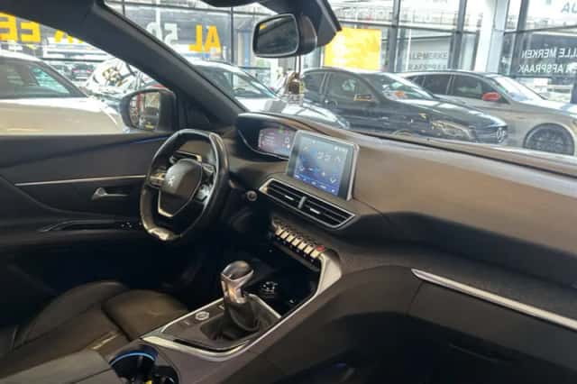 Peugeot 3008 (2017) thumbnail 2