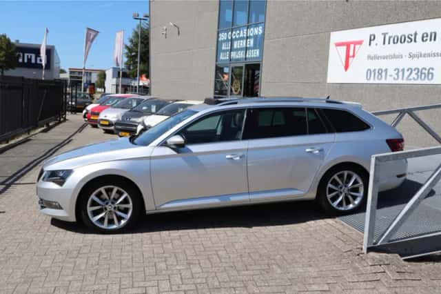 Škoda Superb (2019) thumbnail 3