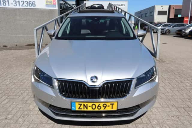 Škoda Superb (2019) thumbnail 5