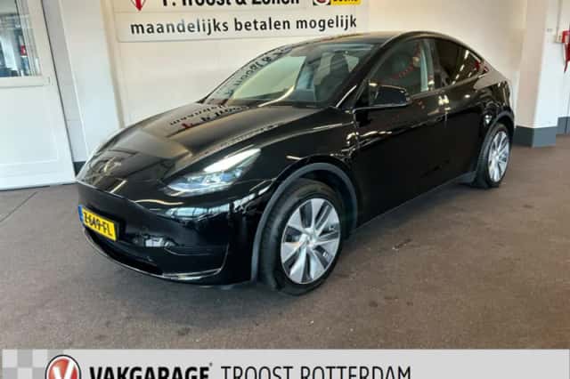 Tesla Model Y (2024) thumbnail 1