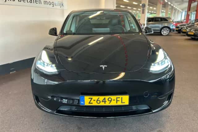 Tesla Model Y (2024) thumbnail 3