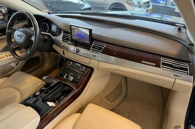 Audi A8 (2010) thumbnail 3