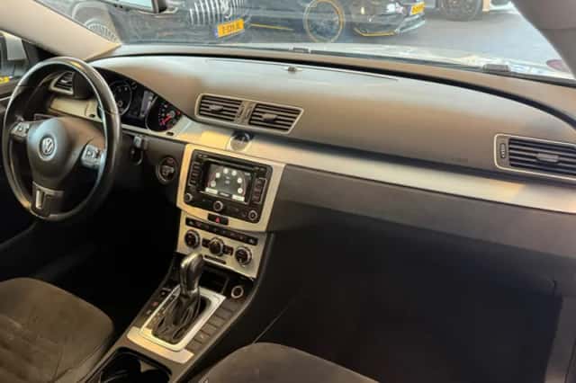 Volkswagen Passat (2012) thumbnail 2
