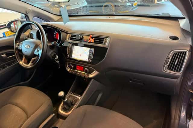 Kia Rio (2016) thumbnail 2