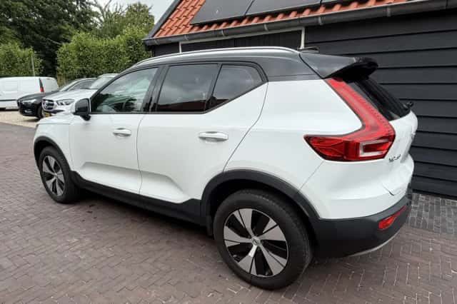 Volvo XC40 (2018) thumbnail 3