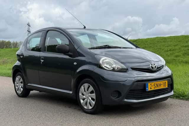 Toyota Aygo (2013) thumbnail 3