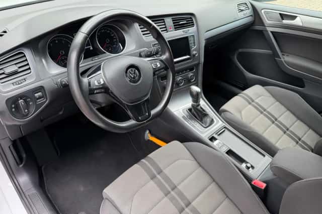 Volkswagen Golf (2015) thumbnail 2