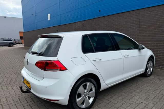 Volkswagen Golf (2015) thumbnail 3