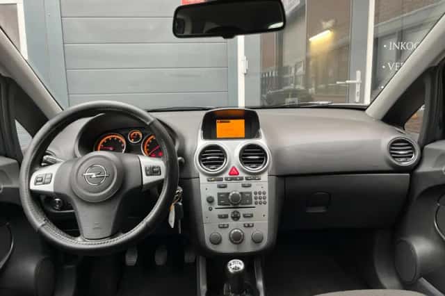 Opel Corsa (2013) thumbnail 2