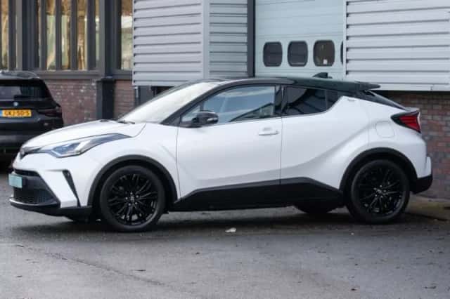 Toyota C-HR (2023) thumbnail 2