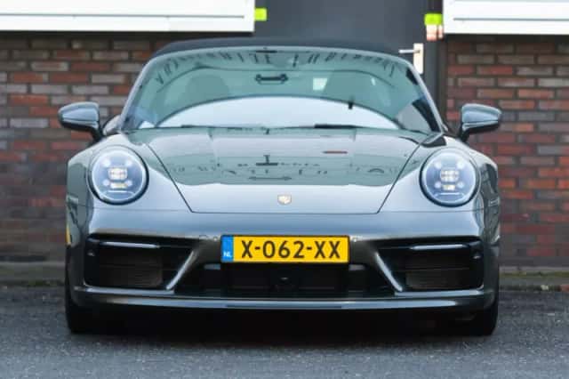 Porsche 911 (2023) thumbnail 1