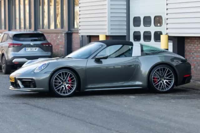 Porsche 911 (2023) thumbnail 2