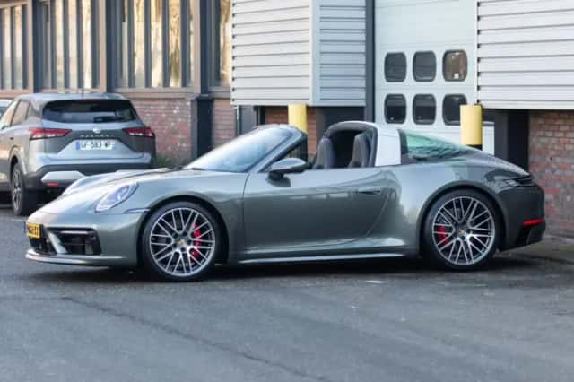 Porsche 911 (2023) thumbnail 3
