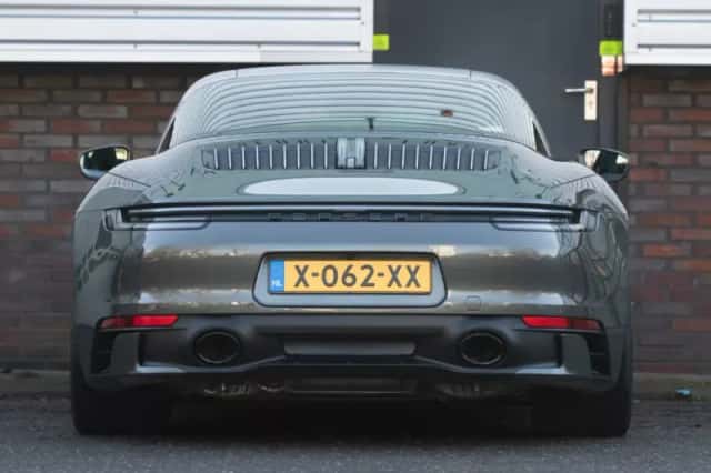 Porsche 911 (2023) thumbnail 5