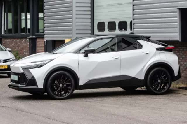 Toyota C-HR (2025) thumbnail 2