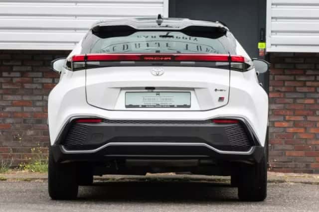 Toyota C-HR (2025) thumbnail 4