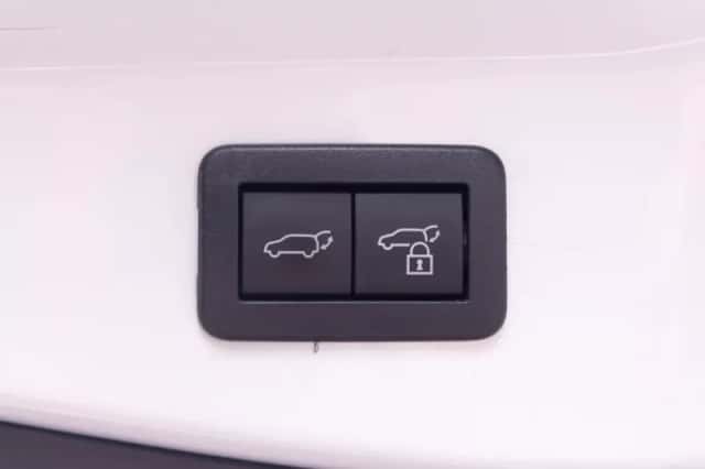 Toyota C-HR (2025) thumbnail 6