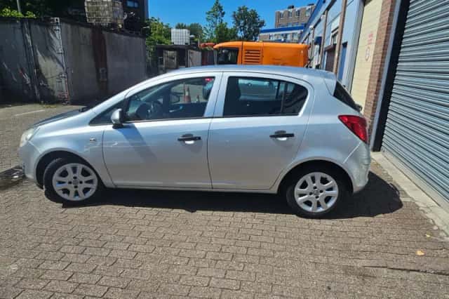 Opel Corsa (2010) thumbnail 4