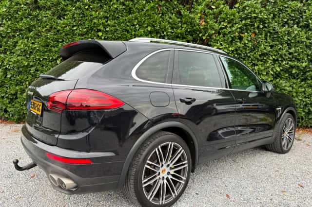 Porsche Cayenne (2017) thumbnail 2