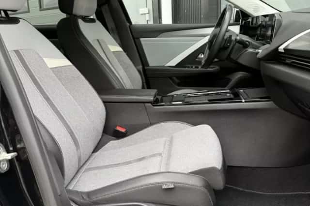 Opel Astra (2022) thumbnail 3