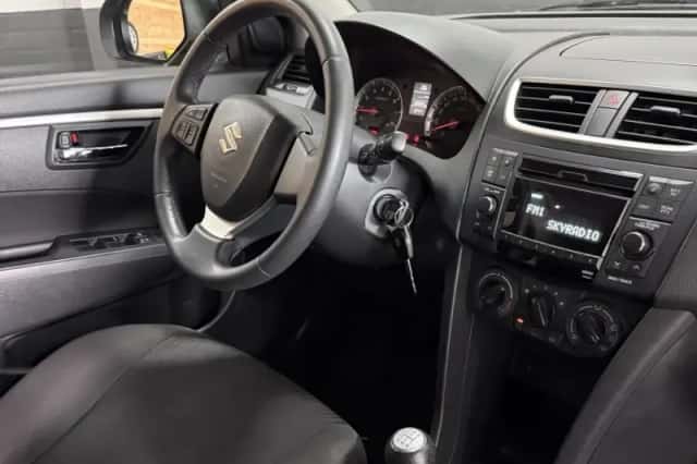 Suzuki Swift (2012) thumbnail 3