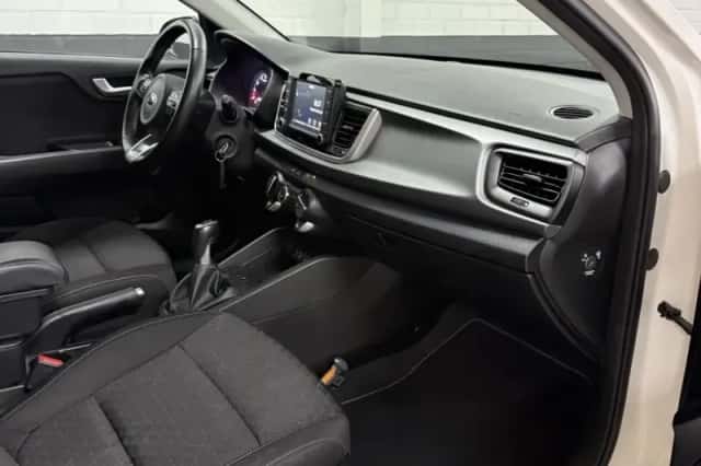 Kia Rio (2017) thumbnail 3