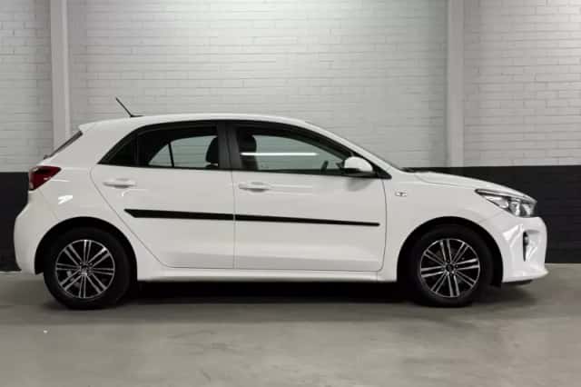 Kia Rio (2017) thumbnail 5