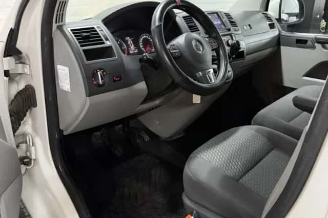 Volkswagen Transporter (2012) thumbnail 2