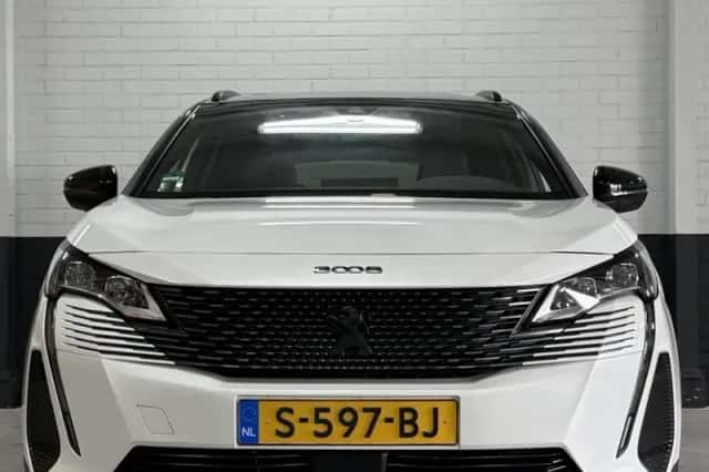 Peugeot 3008 (2021) thumbnail 2