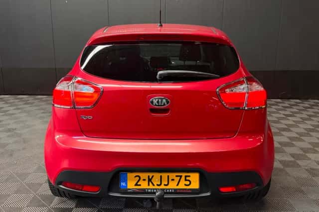 Kia Rio (2013) thumbnail 5