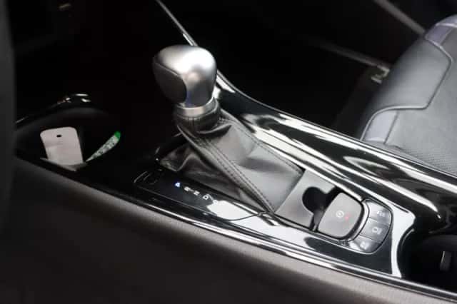 Toyota C-HR (2017) thumbnail 4