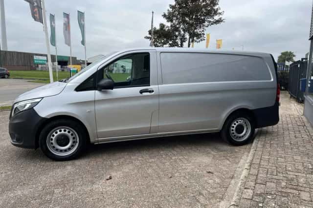 Mercedes-Benz Vito (2022) thumbnail 3