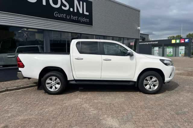 Toyota Hilux (2020) thumbnail 2