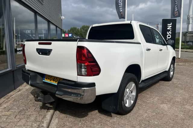 Toyota Hilux (2020) thumbnail 3