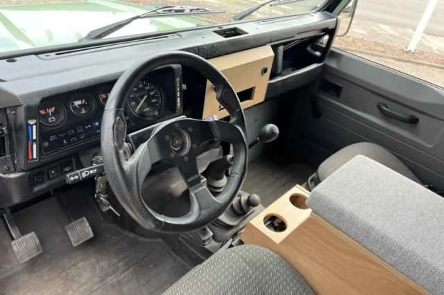 Land Rover Defender (1992) thumbnail 4