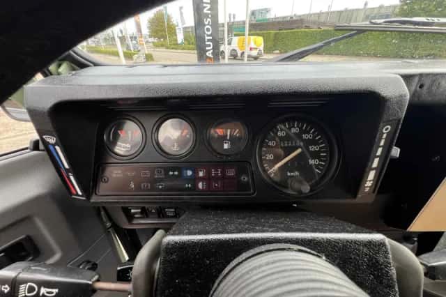 Land Rover Defender (1992) thumbnail 5
