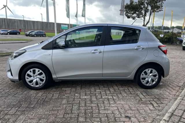 Toyota Yaris (2018) thumbnail 2