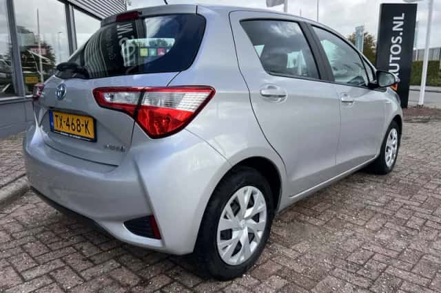 Toyota Yaris (2018) thumbnail 3