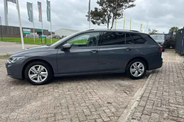 Volkswagen Golf (2022) thumbnail 2