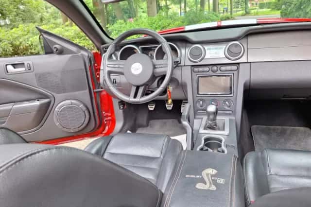 Ford Mustang (2010) thumbnail 4